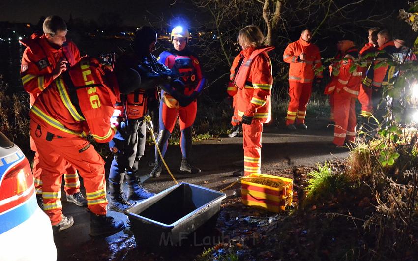 Einsatz BF Koeln PKW im Rhein Mondorf Hersel P032.JPG